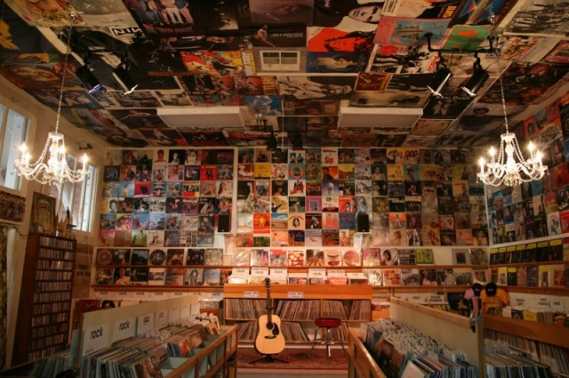 boo_boo_vinyl_room